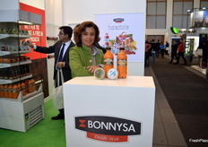 Teresa Brotóns, Directora Comercial de BONNYSA, exponiendo el gazpacho, salmorejo, guacamole y sobrasada vegetal a base de tomate.